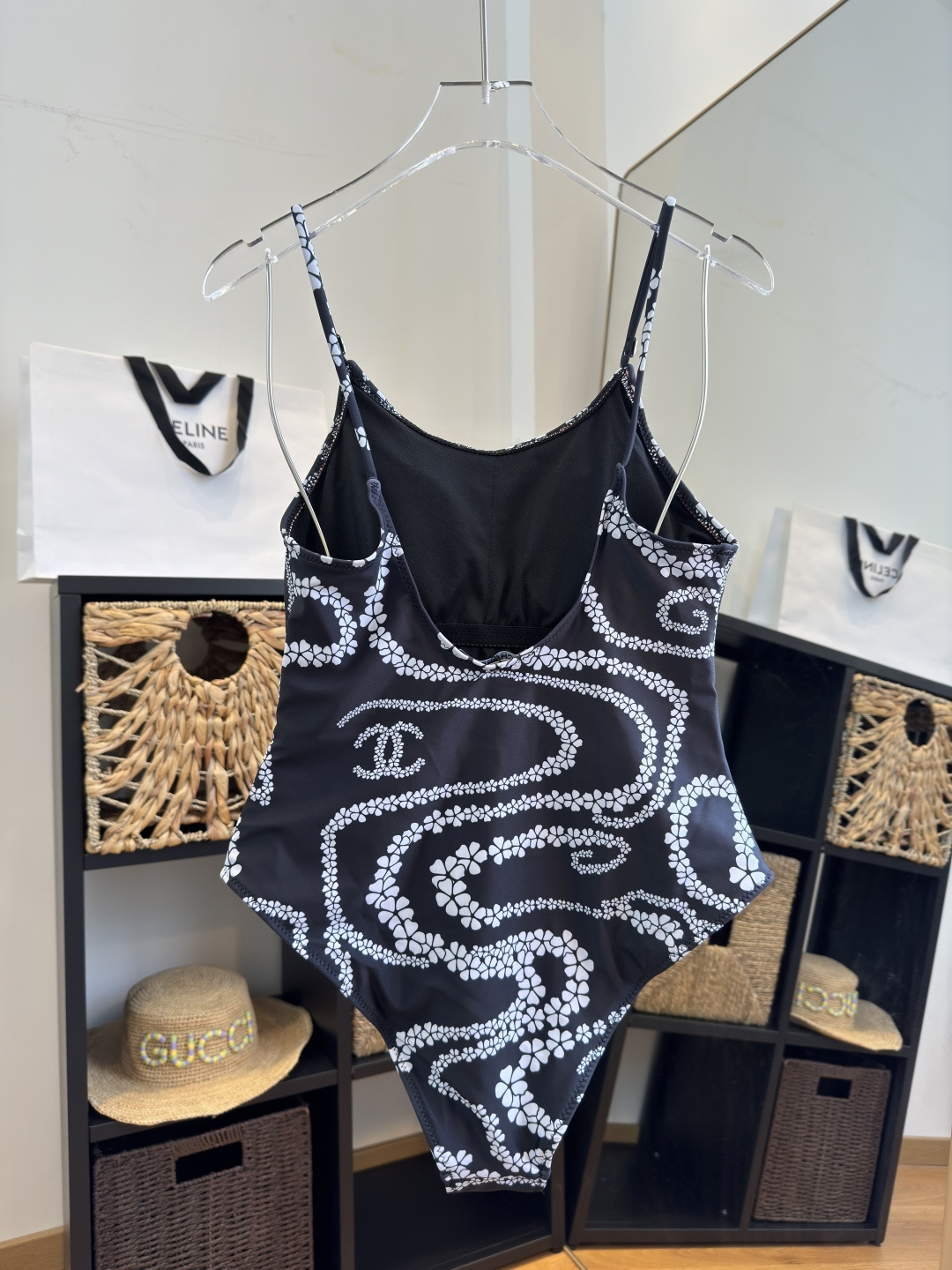 。香奈儿泳衣，时尚潮人必备！实物超级好看！海边度假拍照超级好！SML