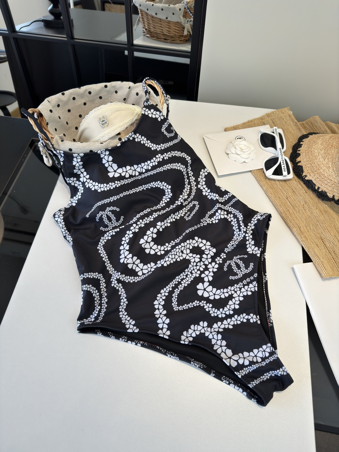 。香奈儿泳衣，时尚潮人必备！实物超级好看！海边度假拍照超级好！SML