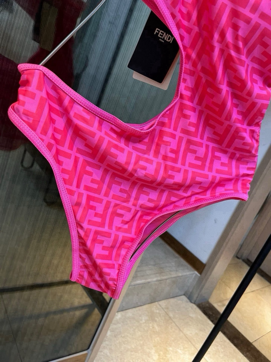 。FD芬迪长袖连体防晒泳衣，收腰显瘦显腿长！超nice 平时可以配牛仔裤、短裤当连体衣穿！S M L