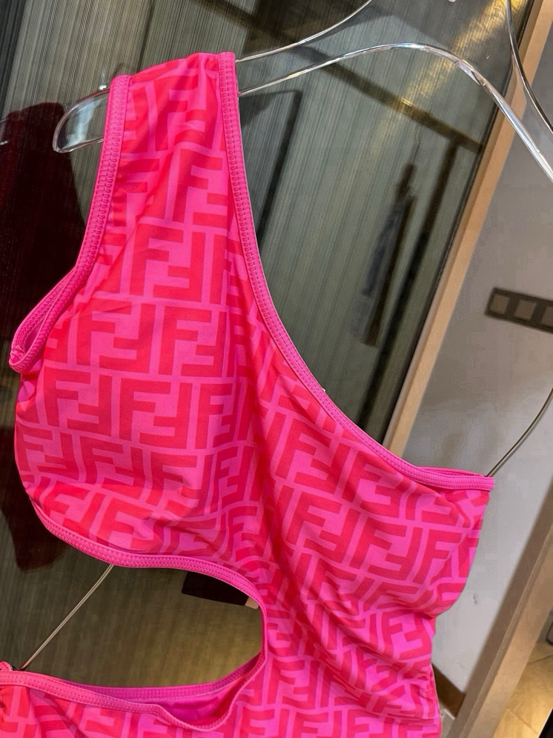 。FD芬迪长袖连体防晒泳衣，收腰显瘦显腿长！超nice 平时可以配牛仔裤、短裤当连体衣穿！S M L