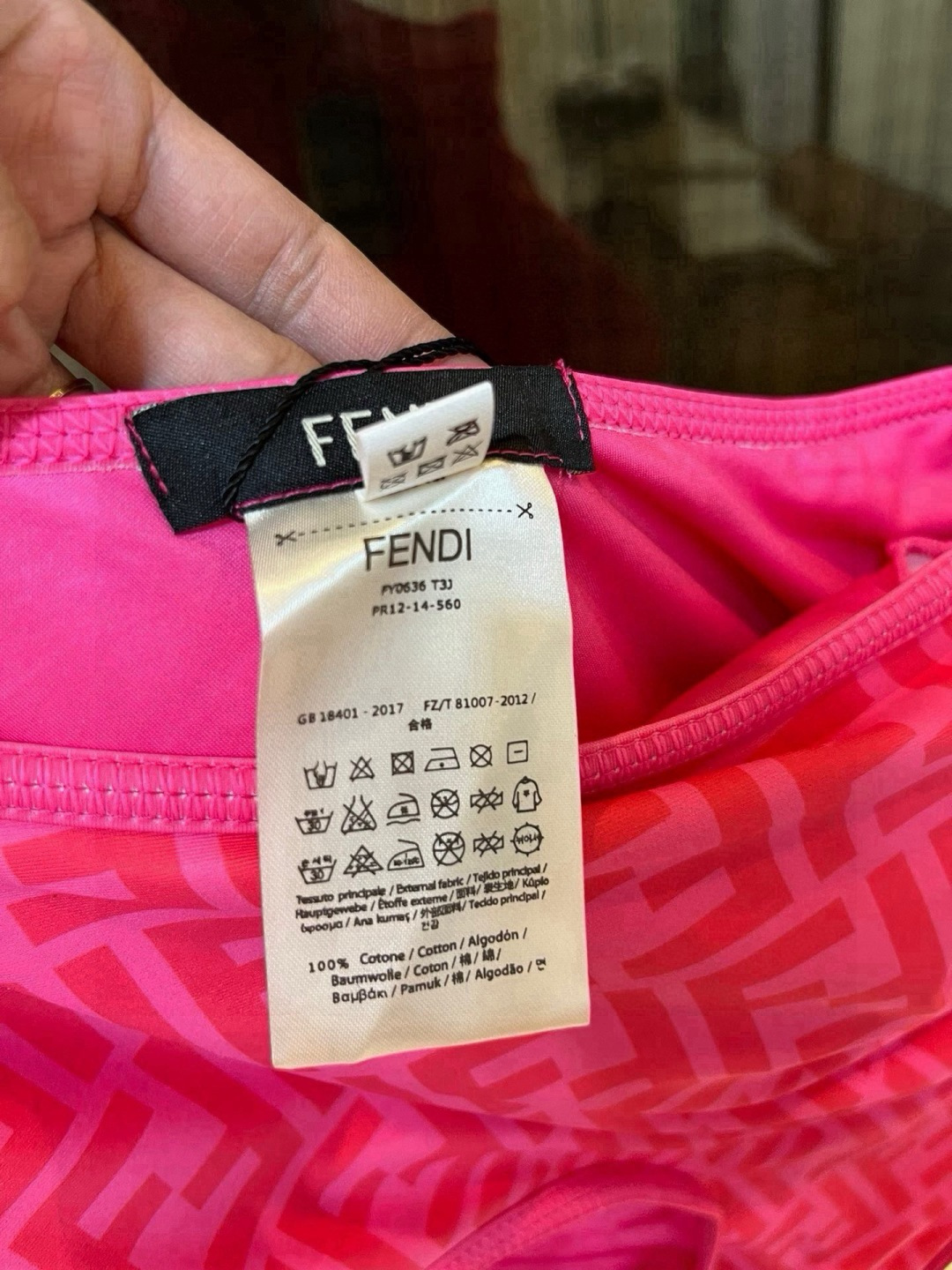 。FD芬迪长袖连体防晒泳衣，收腰显瘦显腿长！超nice 平时可以配牛仔裤、短裤当连体衣穿！S M L