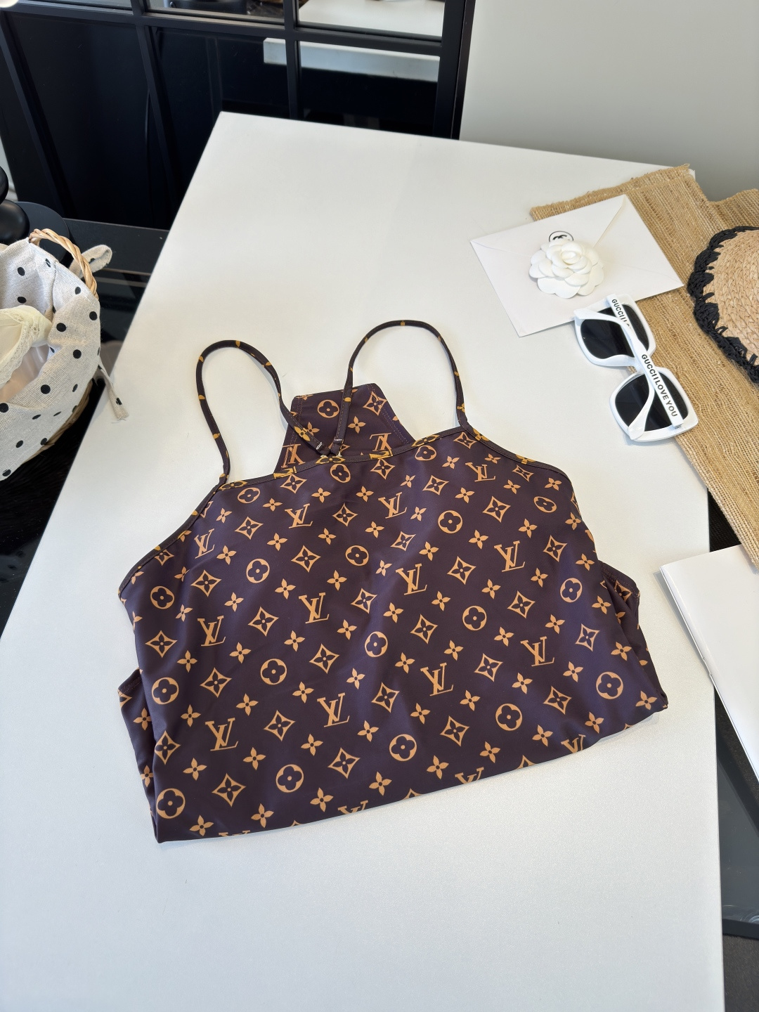 。Lv专柜最新款沙滩系列连体式泳衣 可以说是游泳衣的天花板了👙强烈推荐！实物非常高级，泳衣外穿太🉑️了，