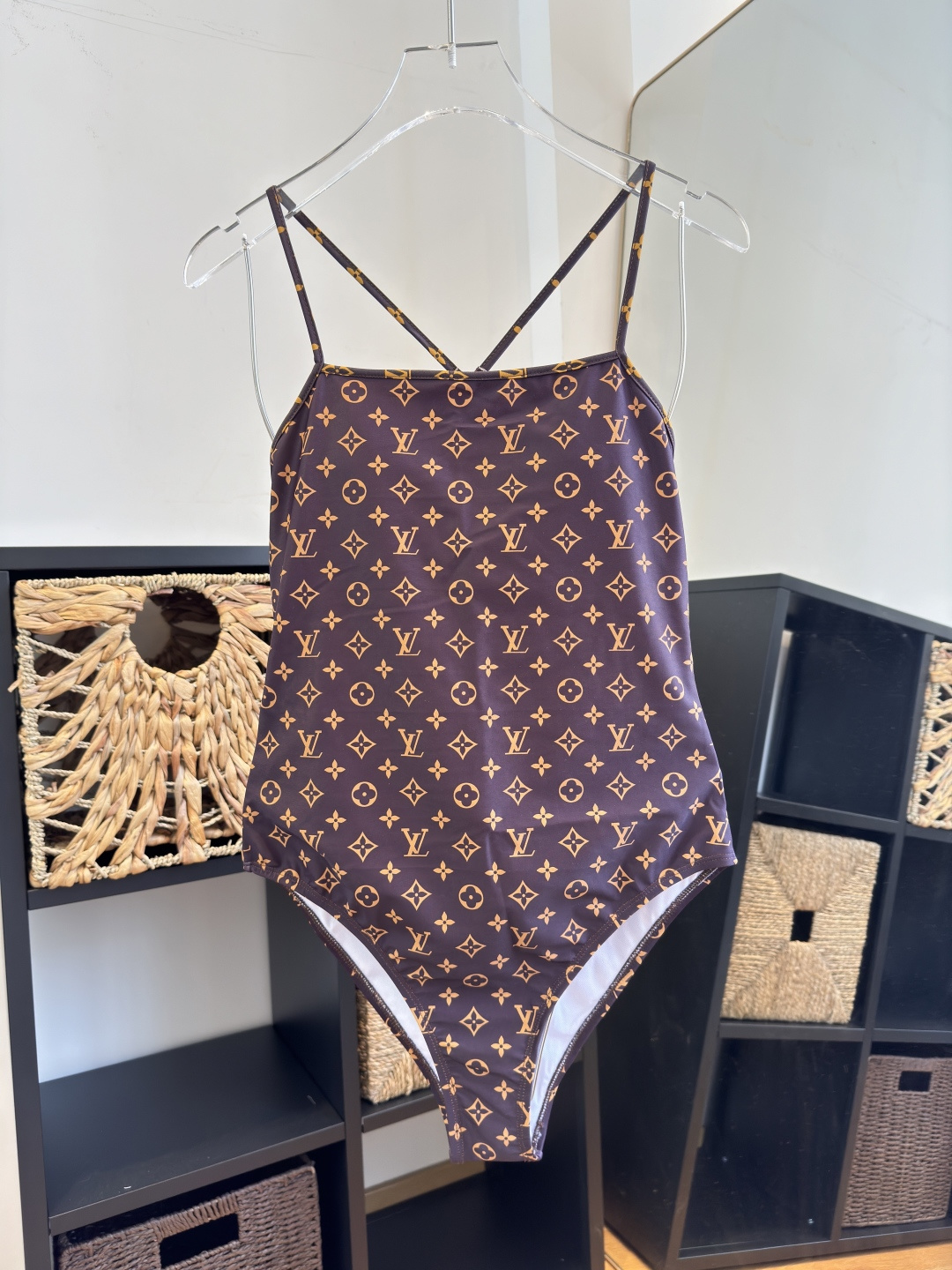 。Lv专柜最新款沙滩系列连体式泳衣 可以说是游泳衣的天花板了👙强烈推荐！实物非常高级，泳衣外穿太🉑️了，