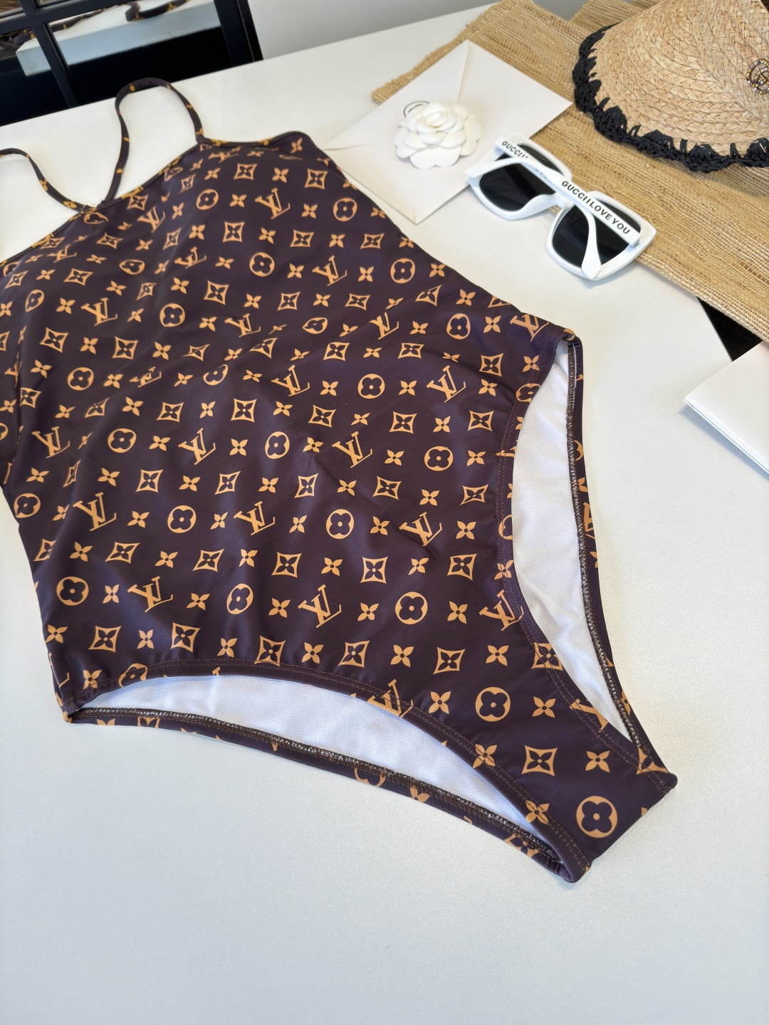 。Lv专柜最新款沙滩系列连体式泳衣 可以说是游泳衣的天花板了👙强烈推荐！实物非常高级，泳衣外穿太🉑️了，