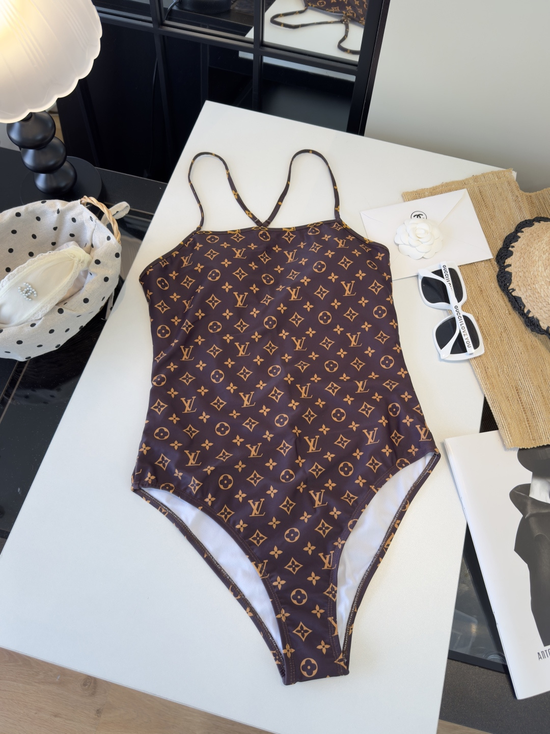 。Lv专柜最新款沙滩系列连体式泳衣 可以说是游泳衣的天花板了👙强烈推荐！实物非常高级，泳衣外穿太🉑️了，