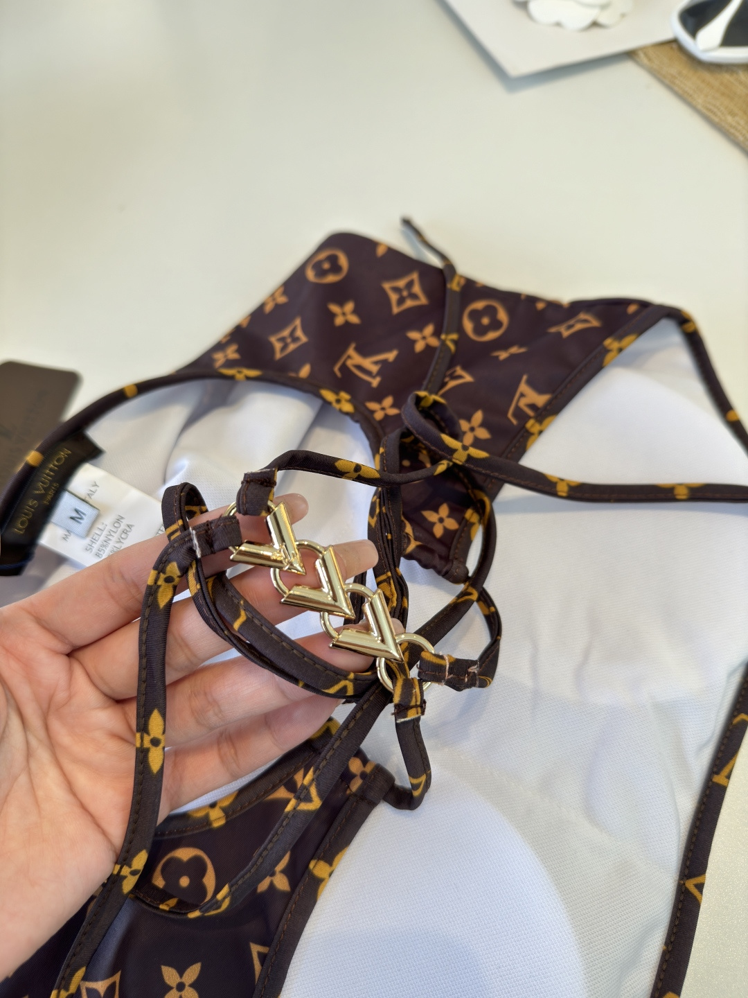 。Lv专柜最新款沙滩系列连体式泳衣 可以说是游泳衣的天花板了👙强烈推荐！实物非常高级，泳衣外穿太🉑️了，