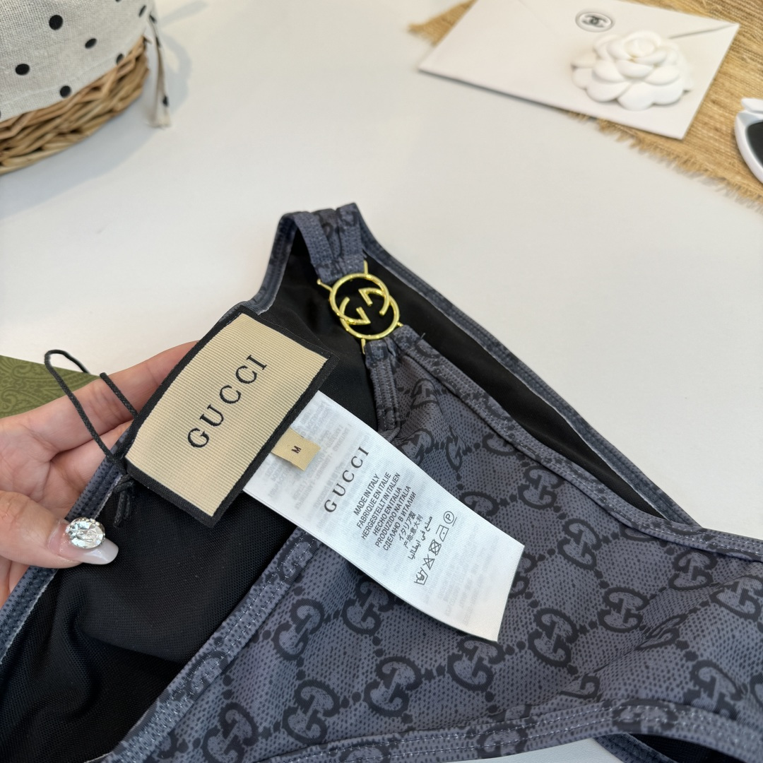 。Gucci古奇比基尼👙 上身超级棒！同步各大专柜发售，自然而然呈现时尚感！十分减龄，具有年轻活力。 码
