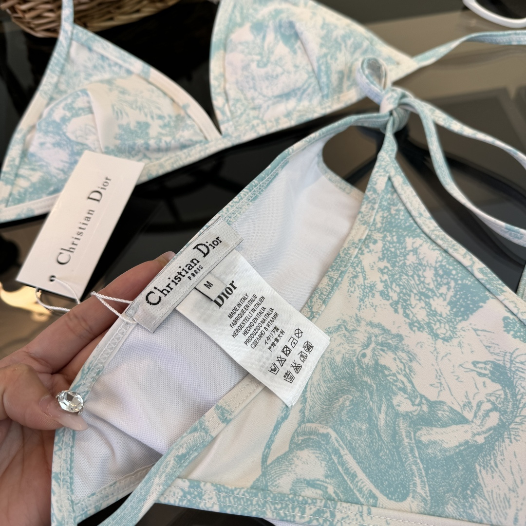 。Dior迪奥 新款比基尼泳衣👙❤️😍🥰适合多种场景的游泳衣🏊‍♀️海边 游泳池 温泉 水上乐园 漂流都