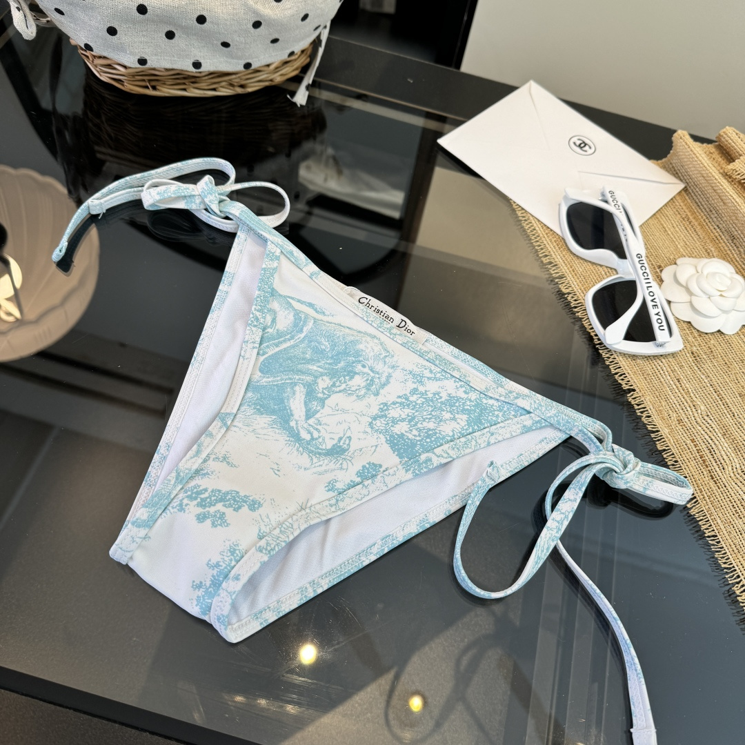 。Dior迪奥 新款比基尼泳衣👙❤️😍🥰适合多种场景的游泳衣🏊‍♀️海边 游泳池 温泉 水上乐园 漂流都