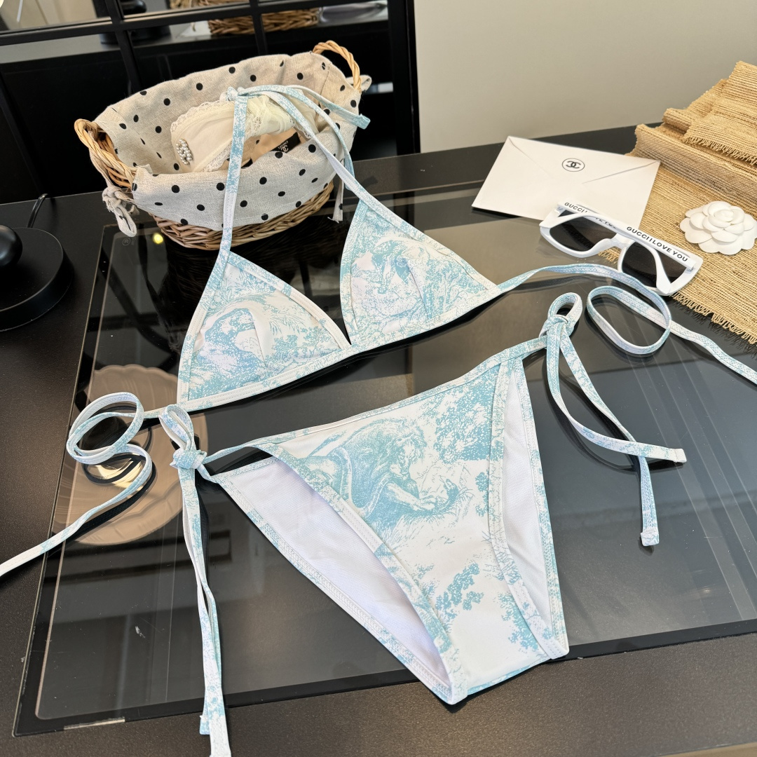 。Dior迪奥 新款比基尼泳衣👙❤️😍🥰适合多种场景的游泳衣🏊‍♀️海边 游泳池 温泉 水上乐园 漂流都