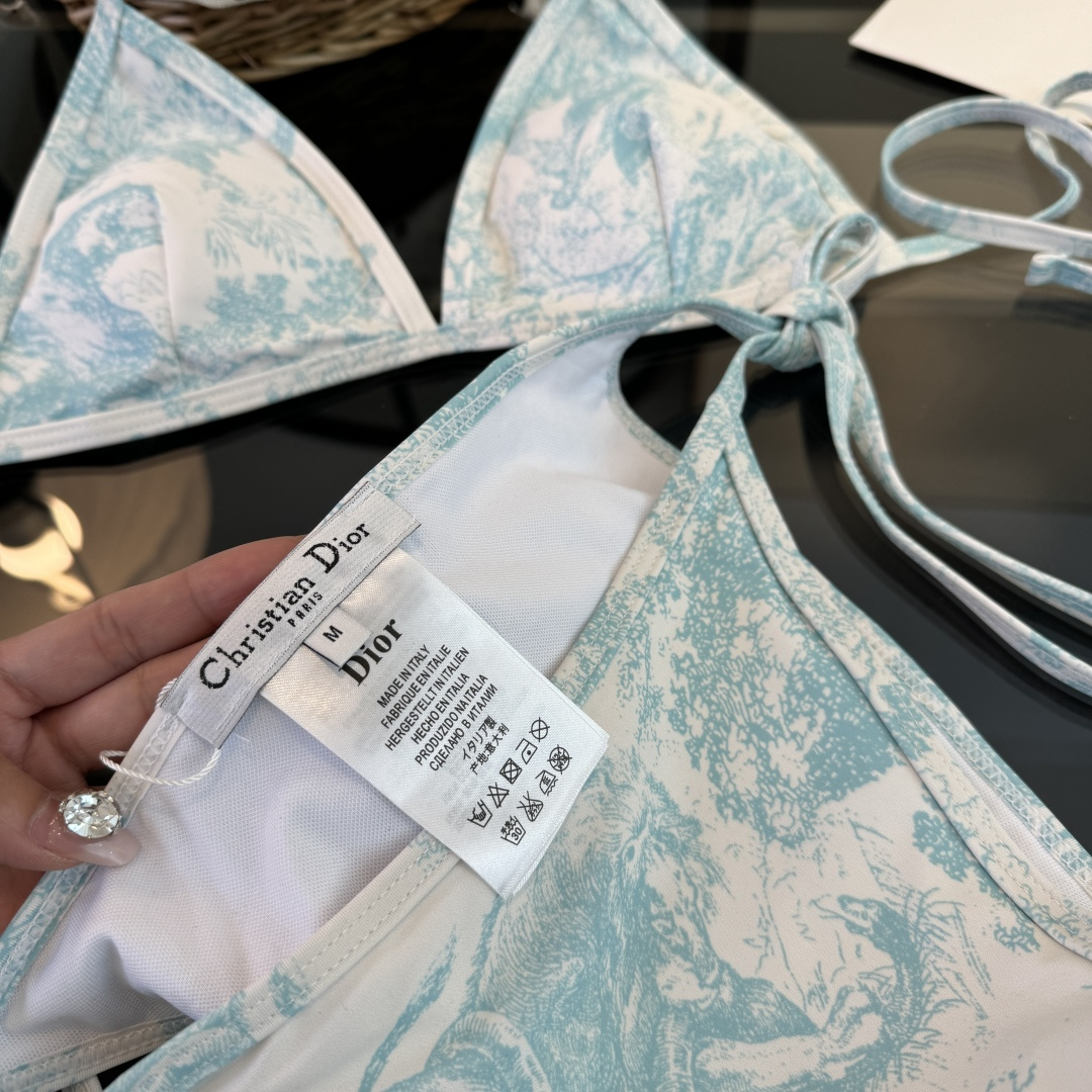 。Dior迪奥 新款比基尼泳衣👙❤️😍🥰适合多种场景的游泳衣🏊‍♀️海边 游泳池 温泉 水上乐园 漂流都