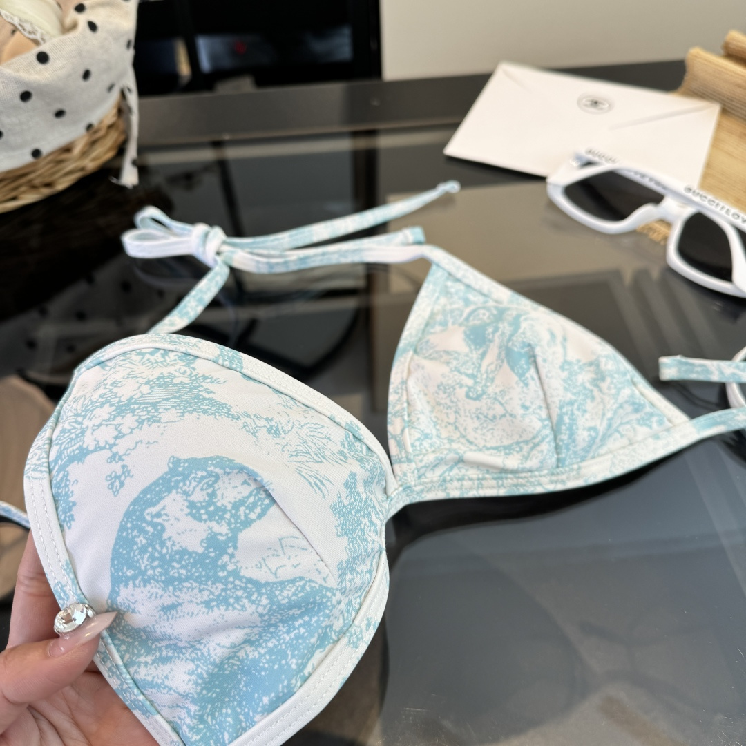 。Dior迪奥 新款比基尼泳衣👙❤️😍🥰适合多种场景的游泳衣🏊‍♀️海边 游泳池 温泉 水上乐园 漂流都