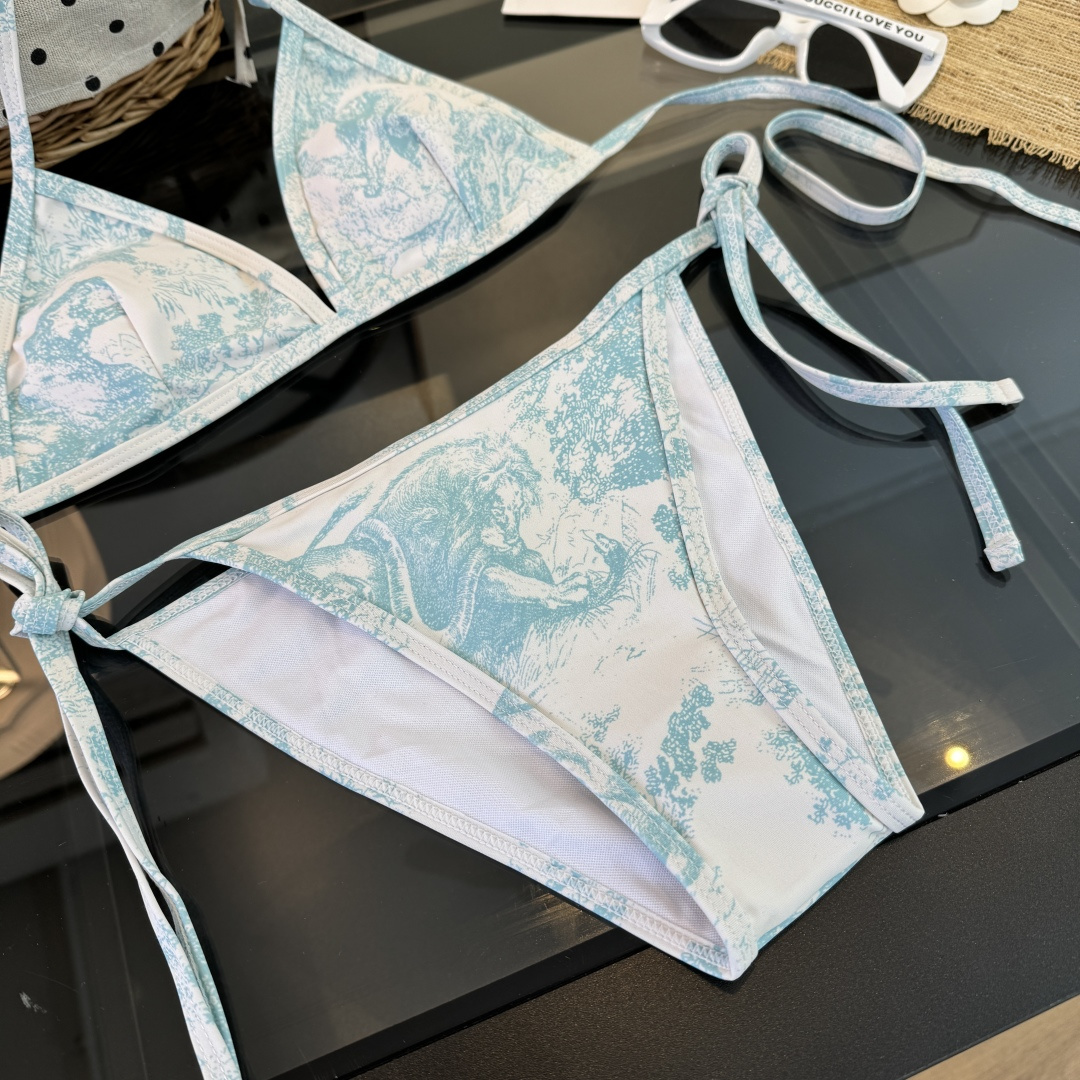 。Dior迪奥 新款比基尼泳衣👙❤️😍🥰适合多种场景的游泳衣🏊‍♀️海边 游泳池 温泉 水上乐园 漂流都