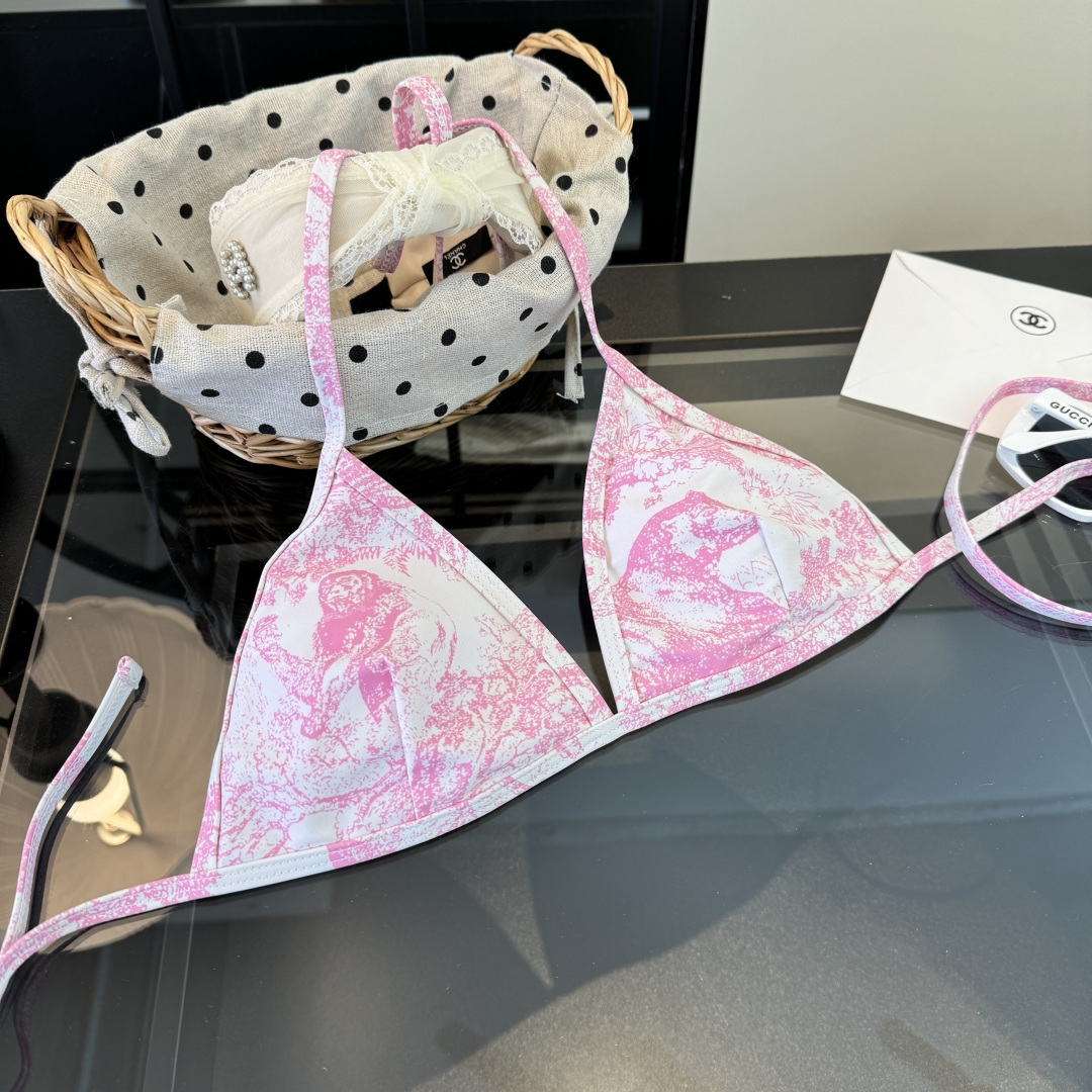 。Dior迪奥 新款比基尼泳衣👙❤️😍🥰适合多种场景的游泳衣🏊‍♀️海边 游泳池 温泉 水上乐园 漂流都