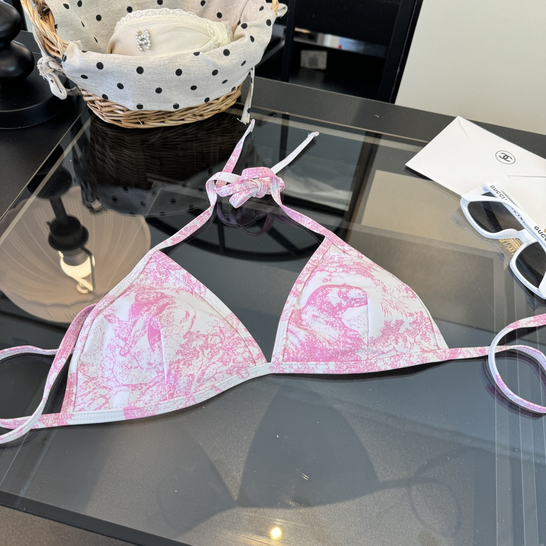 。Dior迪奥 新款比基尼泳衣👙❤️😍🥰适合多种场景的游泳衣🏊‍♀️海边 游泳池 温泉 水上乐园 漂流都