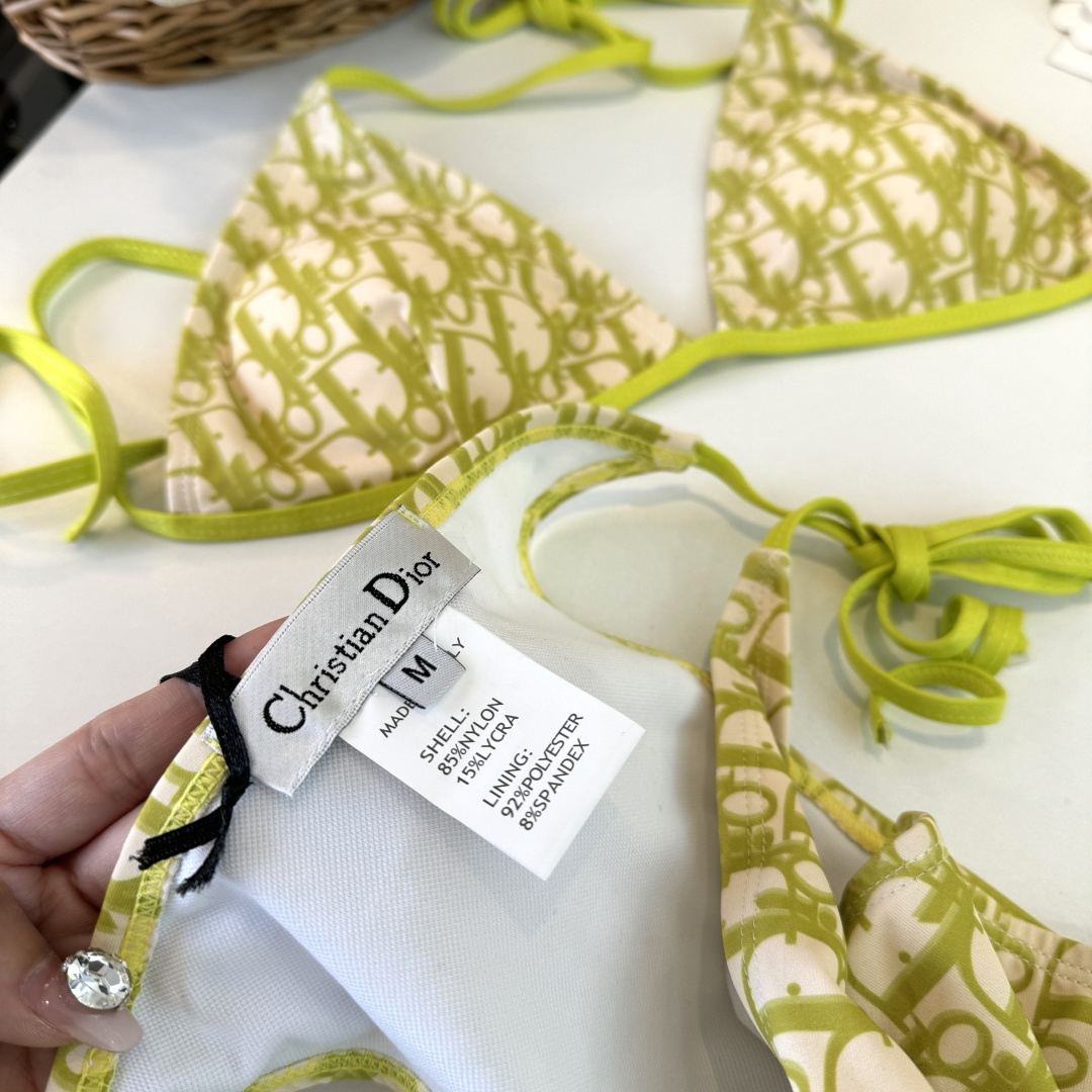 。Dior迪奥 新款比基尼泳衣👙❤️😍🥰适合多种场景的游泳衣🏊‍♀️海边 游泳池 温泉 水上乐园 漂流都