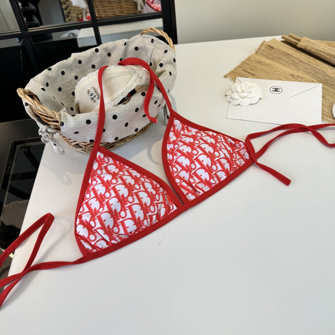 。Dior迪奥 新款比基尼泳衣👙❤️😍🥰适合多种场景的游泳衣🏊‍♀️海边 游泳池 温泉 水上乐园 漂流都