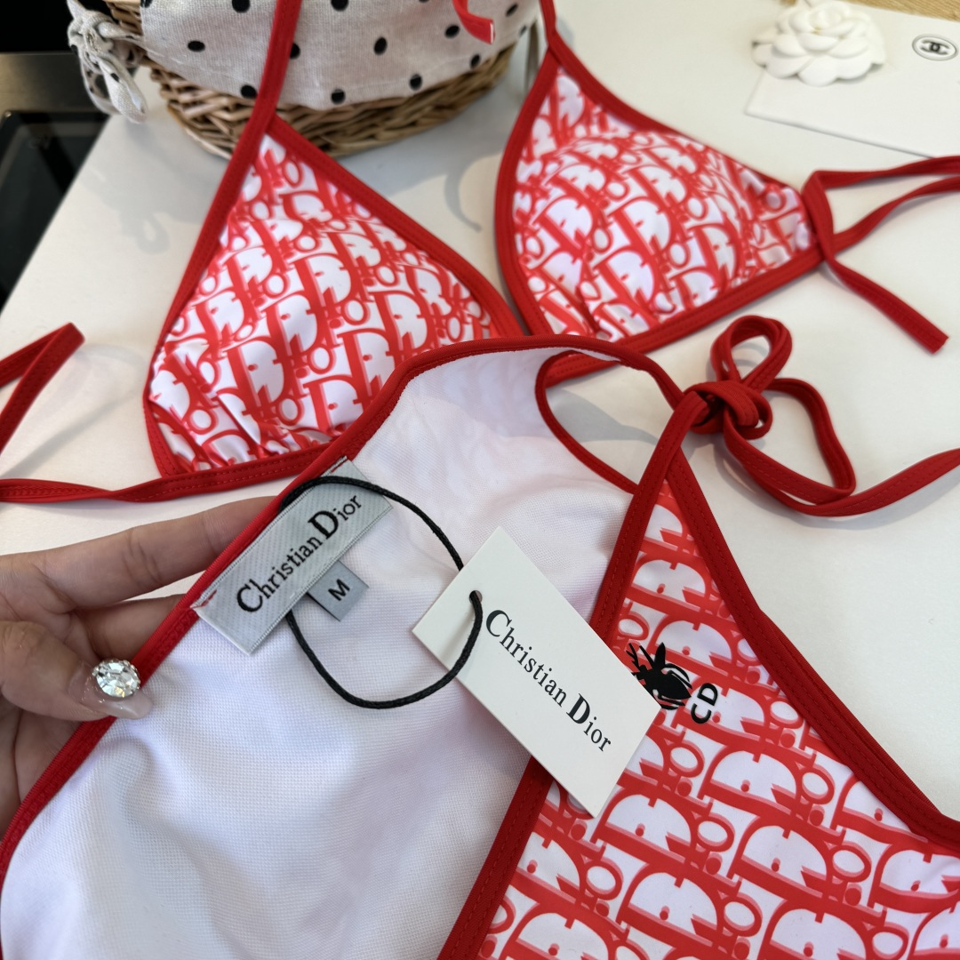 。Dior迪奥 新款比基尼泳衣👙❤️😍🥰适合多种场景的游泳衣🏊‍♀️海边 游泳池 温泉 水上乐园 漂流都