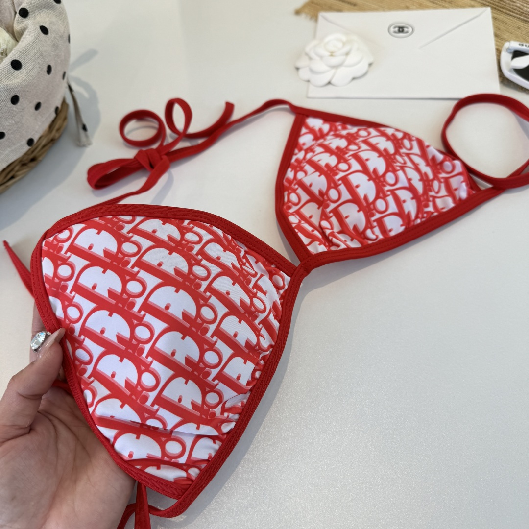 。Dior迪奥 新款比基尼泳衣👙❤️😍🥰适合多种场景的游泳衣🏊‍♀️海边 游泳池 温泉 水上乐园 漂流都