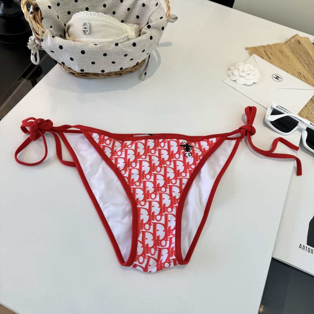 。Dior迪奥 新款比基尼泳衣👙❤️😍🥰适合多种场景的游泳衣🏊‍♀️海边 游泳池 温泉 水上乐园 漂流都