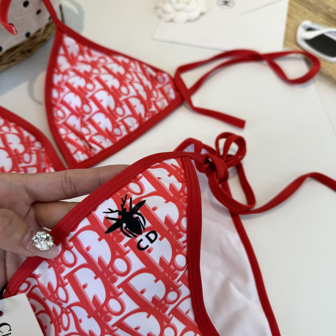 。Dior迪奥 新款比基尼泳衣👙❤️😍🥰适合多种场景的游泳衣🏊‍♀️海边 游泳池 温泉 水上乐园 漂流都