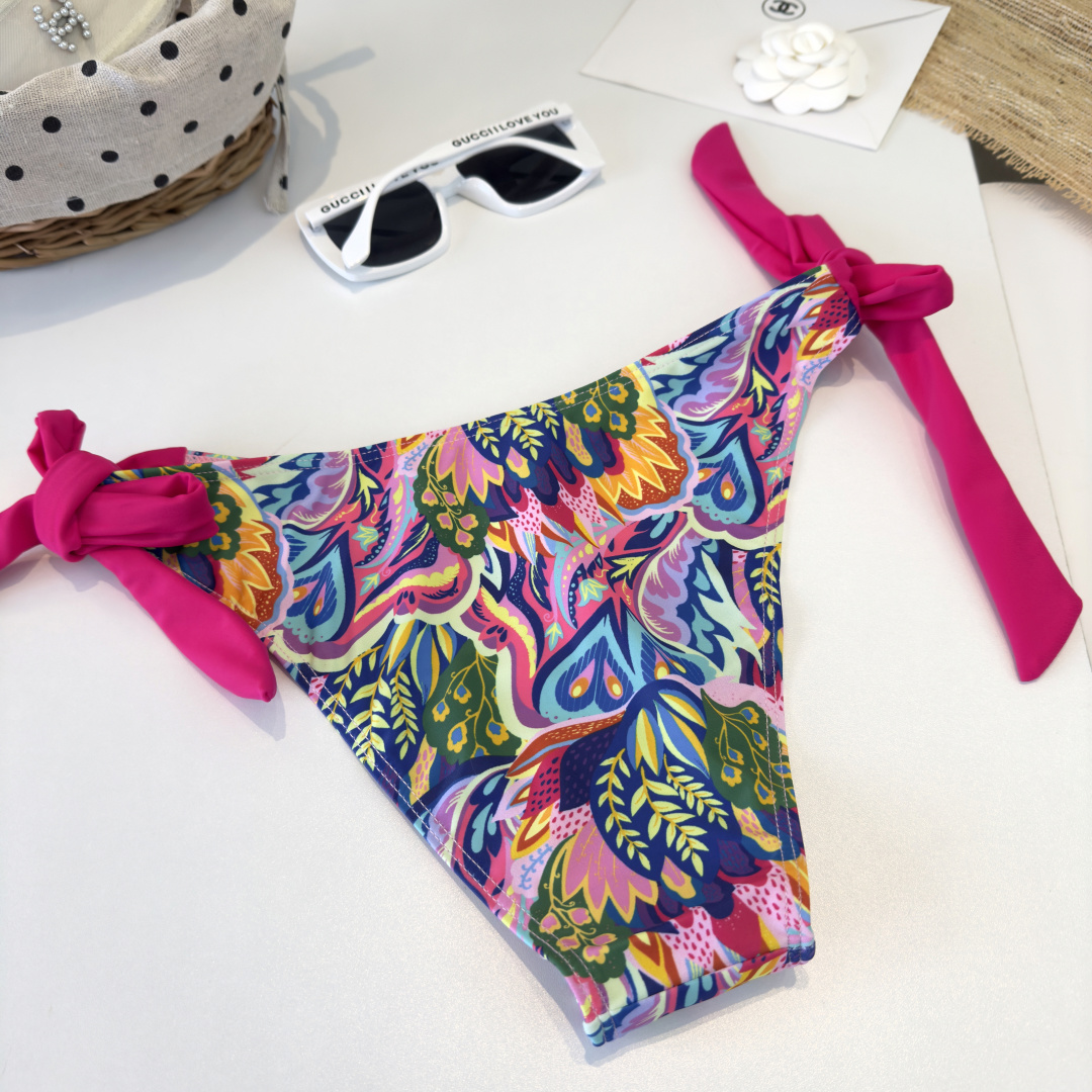 。范思哲比基尼👙❤️😍🥰适合多种场景的游泳衣🏊‍♀️海边 游泳池 温泉 水上乐园 漂流都可以😌内搭外穿也