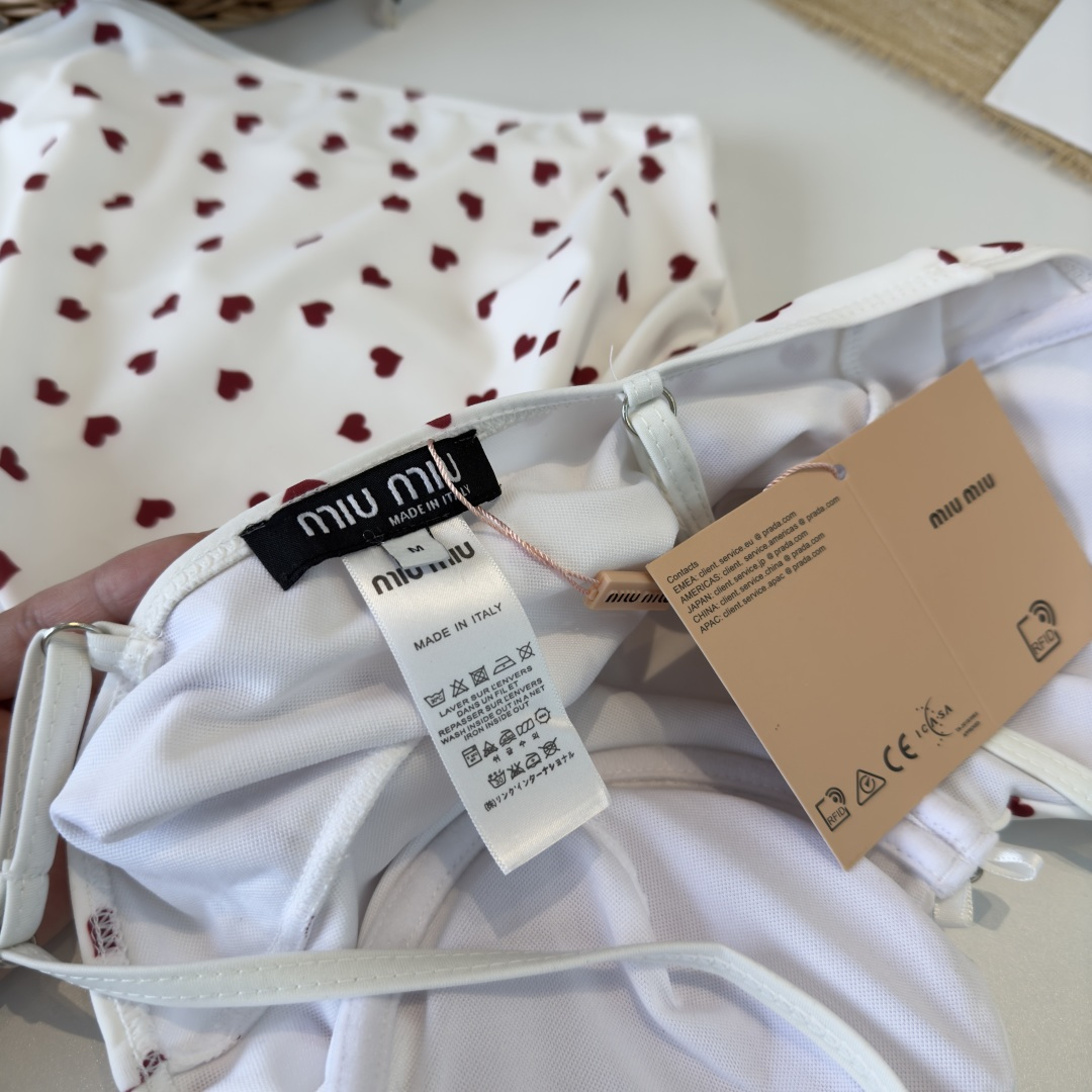 。miumiu缪缪连体泳衣，小心机设计👙❤️😍🥰适合多种场景的游泳衣🏊‍♀️海边 游泳池 温泉 水上乐园