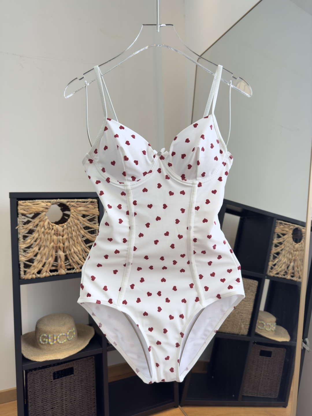 。miumiu缪缪连体泳衣，小心机设计👙❤️😍🥰适合多种场景的游泳衣🏊‍♀️海边 游泳池 温泉 水上乐园