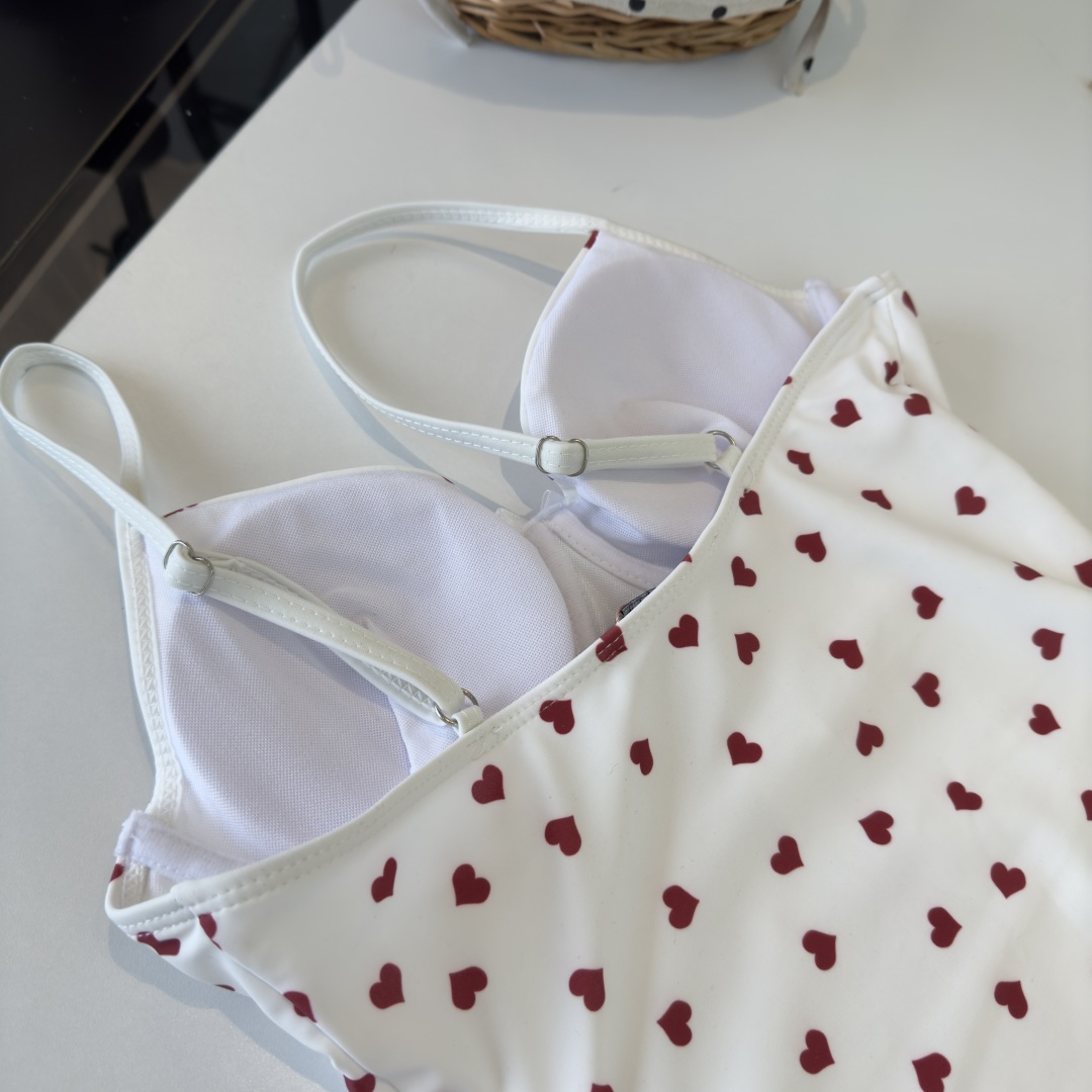 。miumiu缪缪连体泳衣，小心机设计👙❤️😍🥰适合多种场景的游泳衣🏊‍♀️海边 游泳池 温泉 水上乐园