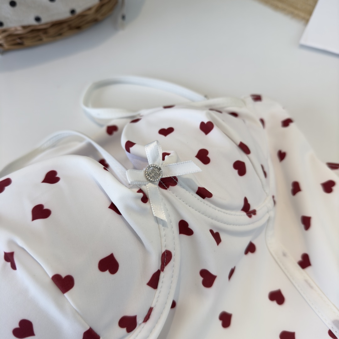 。miumiu缪缪连体泳衣，小心机设计👙❤️😍🥰适合多种场景的游泳衣🏊‍♀️海边 游泳池 温泉 水上乐园