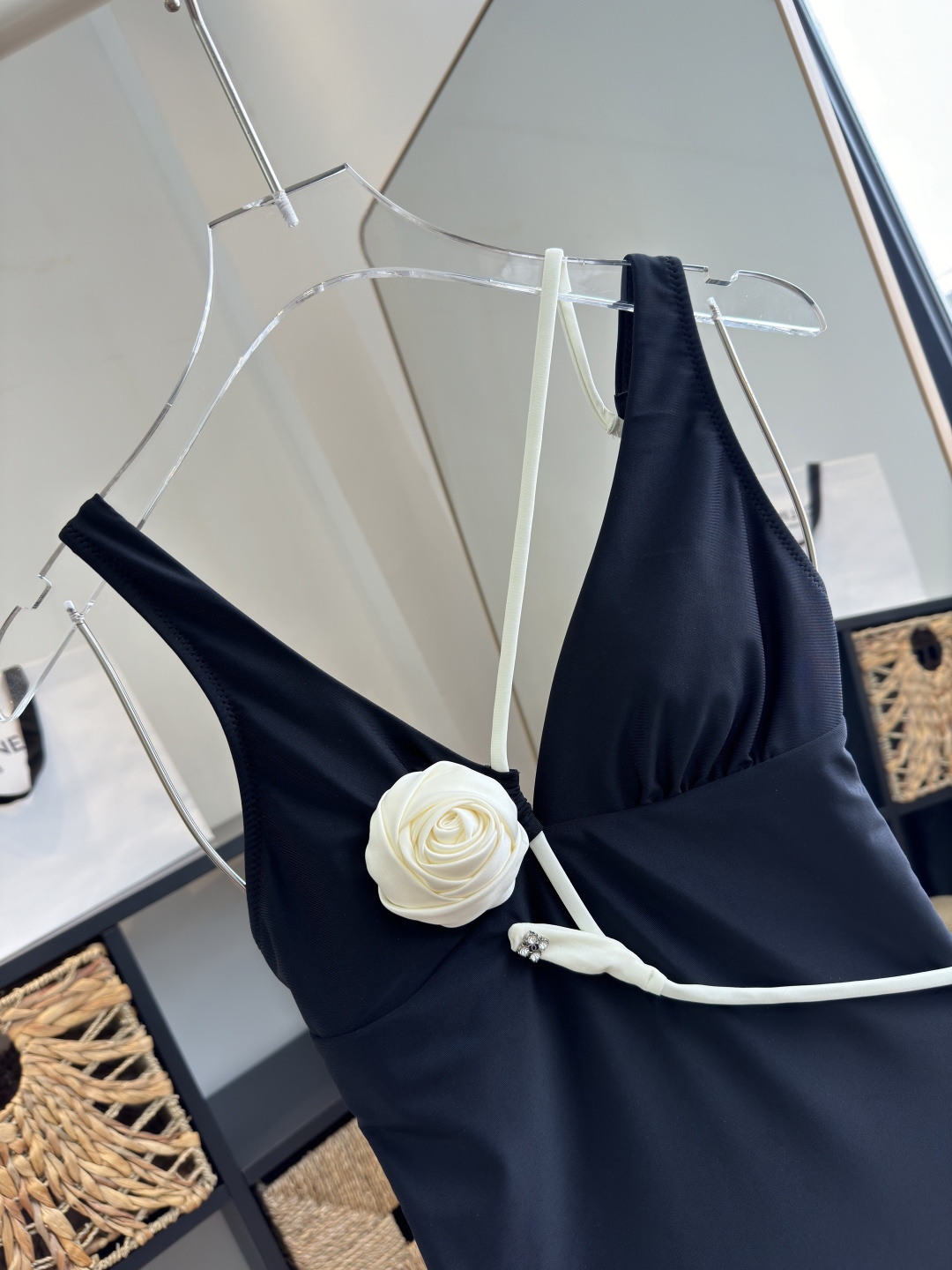 。Chanel香奈儿连体泳衣，小心机设计👙❤️😍🥰适合多种场景的游泳衣🏊‍♀️海边 游泳池 温泉 水上乐