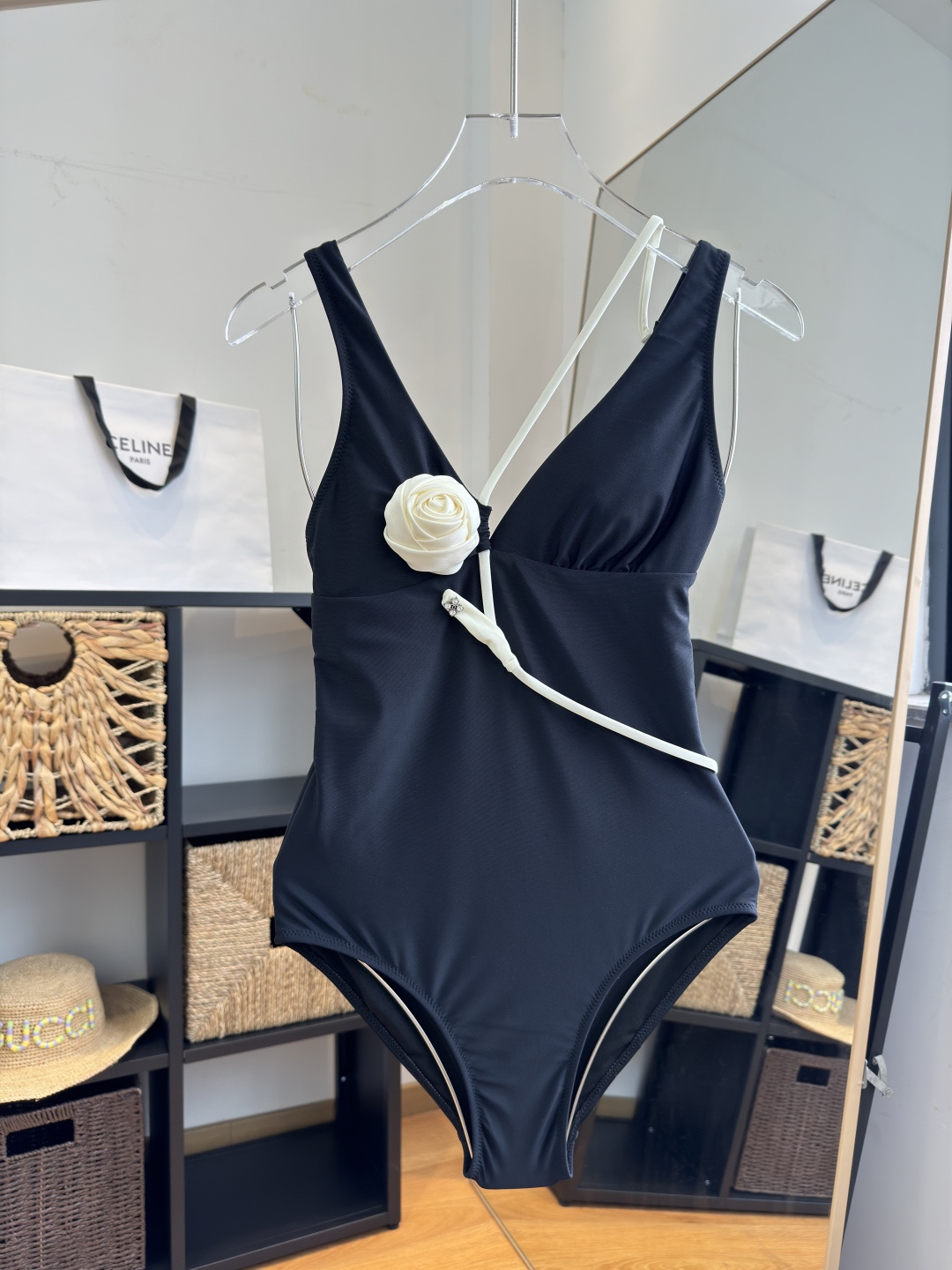 。Chanel香奈儿连体泳衣，小心机设计👙❤️😍🥰适合多种场景的游泳衣🏊‍♀️海边 游泳池 温泉 水上乐