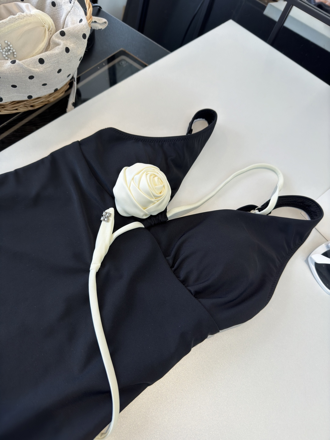 。Chanel香奈儿连体泳衣，小心机设计👙❤️😍🥰适合多种场景的游泳衣🏊‍♀️海边 游泳池 温泉 水上乐