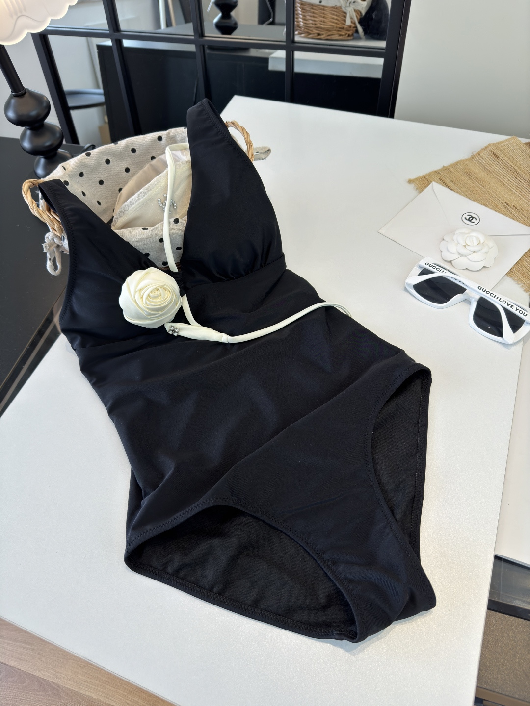 。Chanel香奈儿连体泳衣，小心机设计👙❤️😍🥰适合多种场景的游泳衣🏊‍♀️海边 游泳池 温泉 水上乐