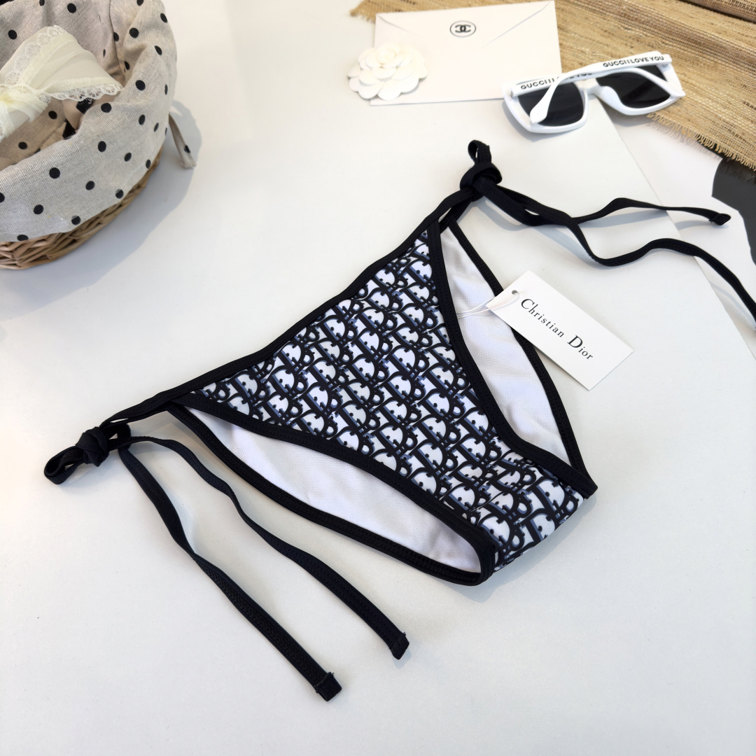 。Dior迪奥 新款比基尼泳衣👙❤️😍🥰适合多种场景的游泳衣🏊‍♀️海边 游泳池 温泉 水上乐园 漂流都