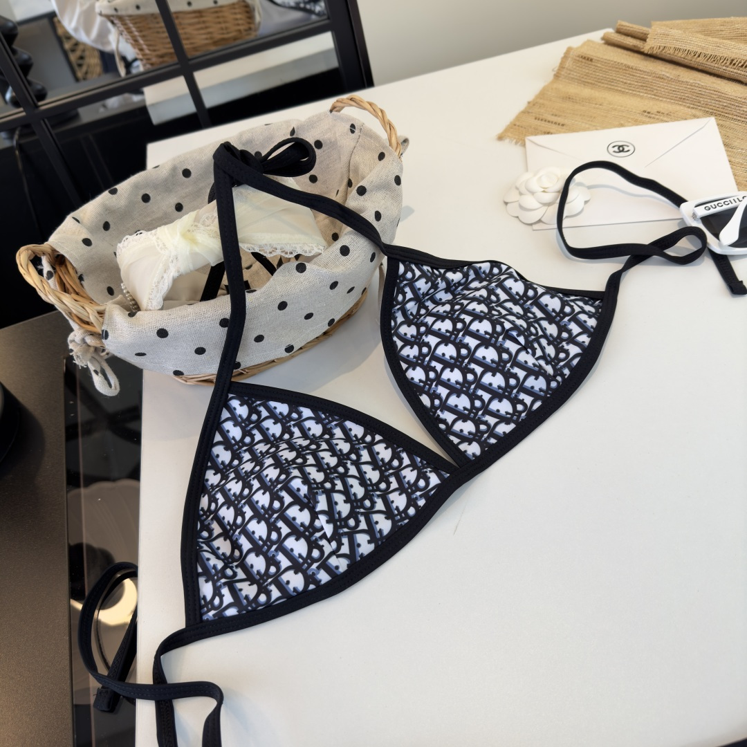 。Dior迪奥 新款比基尼泳衣👙❤️😍🥰适合多种场景的游泳衣🏊‍♀️海边 游泳池 温泉 水上乐园 漂流都