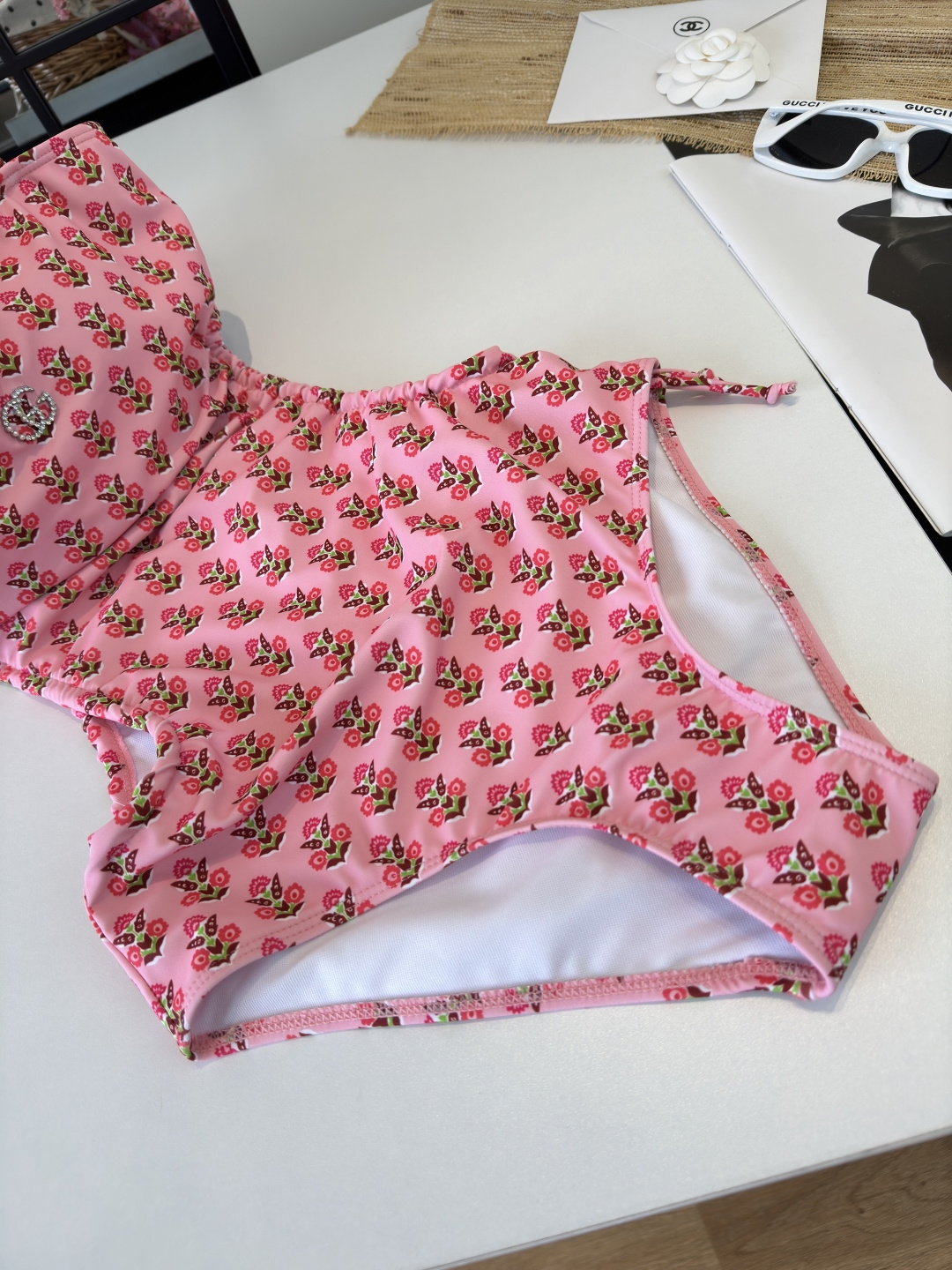 。Gucci古奇连体泳衣 😍🥰适合多种场景的游泳衣🏊‍♀️海边 游泳池 温泉 水上乐园 漂流都可以😌内搭