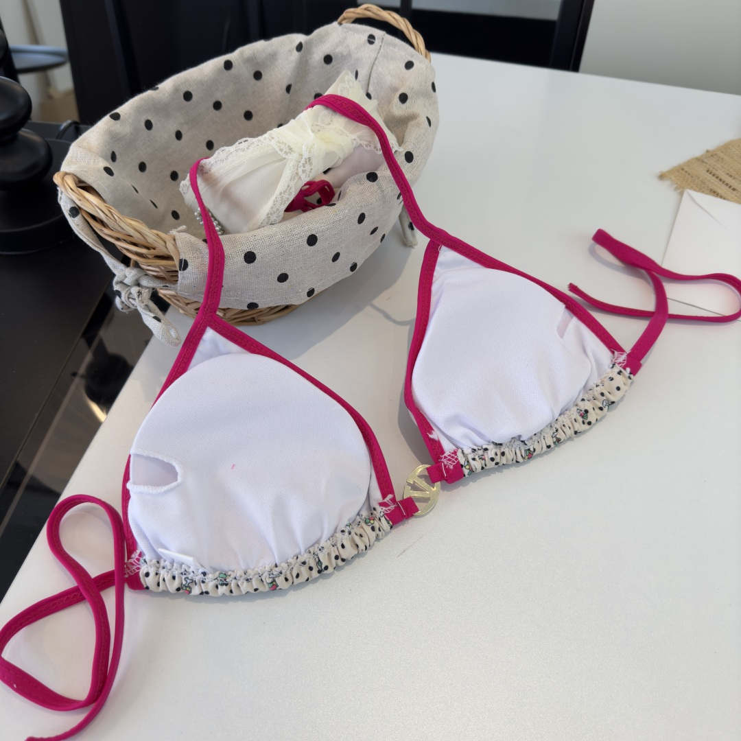 。华伦天奴 VALENTINO新款比基尼泳衣👙❤️😍🥰适合多种场景的游泳衣🏊‍♀️海边 游泳池 温泉 水