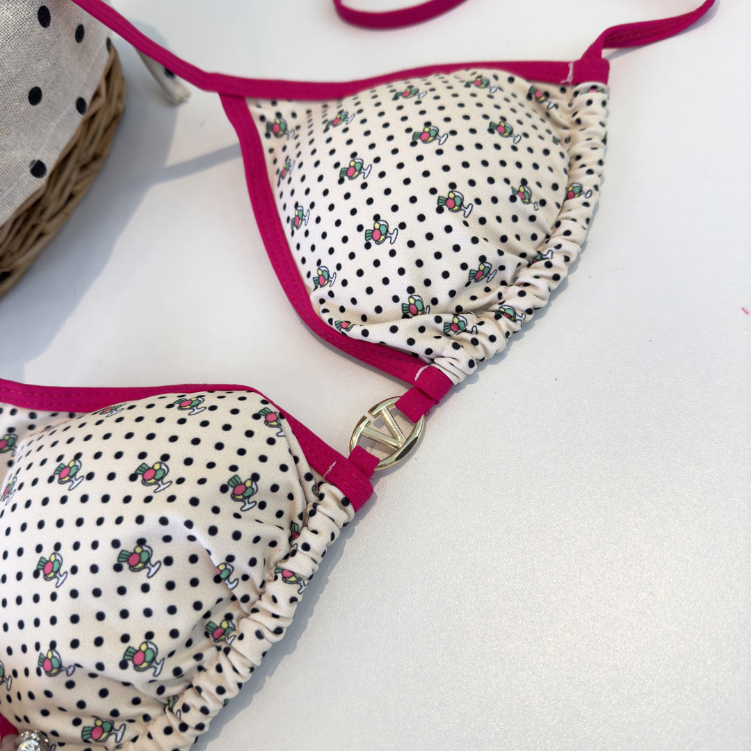 。华伦天奴 VALENTINO新款比基尼泳衣👙❤️😍🥰适合多种场景的游泳衣🏊‍♀️海边 游泳池 温泉 水