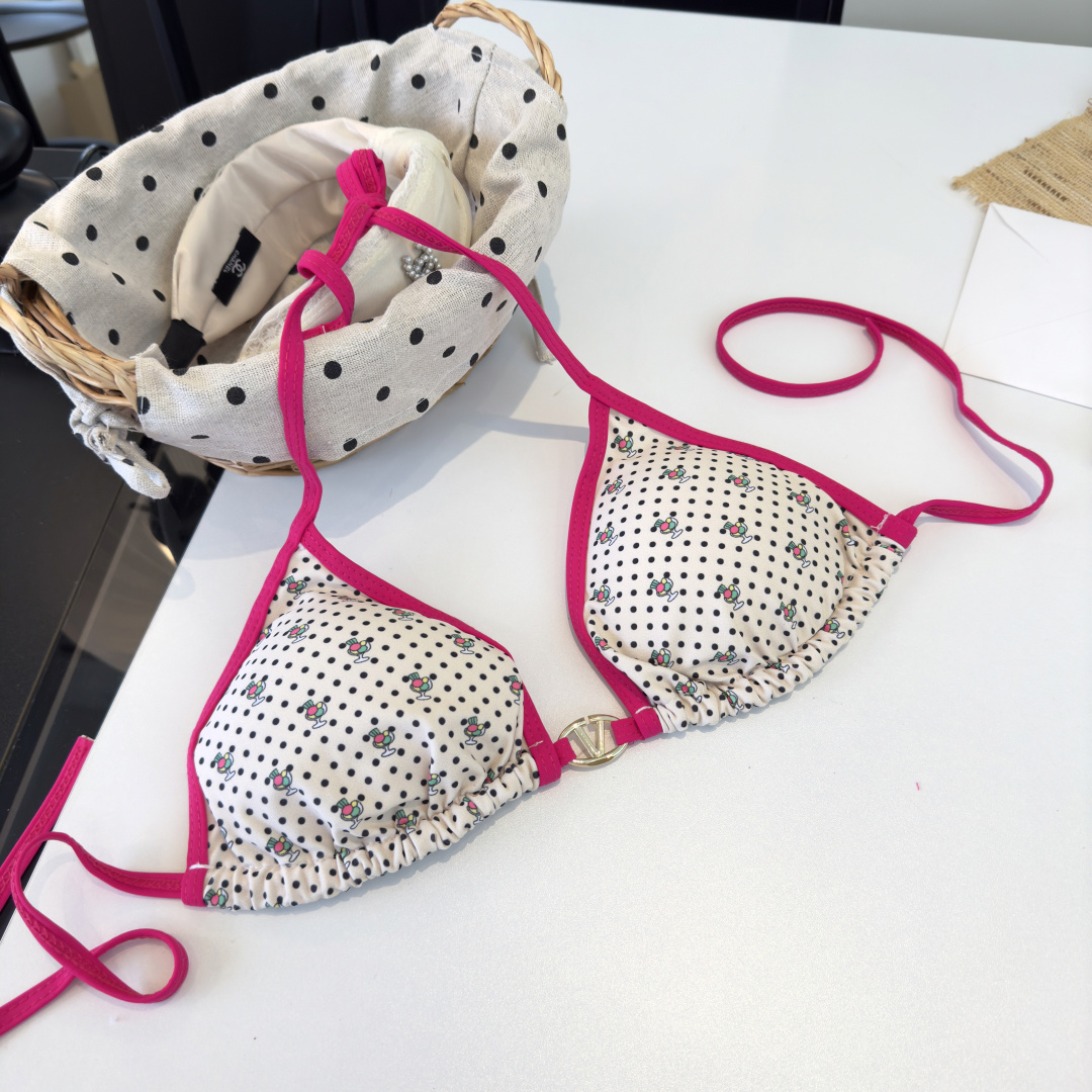 。华伦天奴 VALENTINO新款比基尼泳衣👙❤️😍🥰适合多种场景的游泳衣🏊‍♀️海边 游泳池 温泉 水