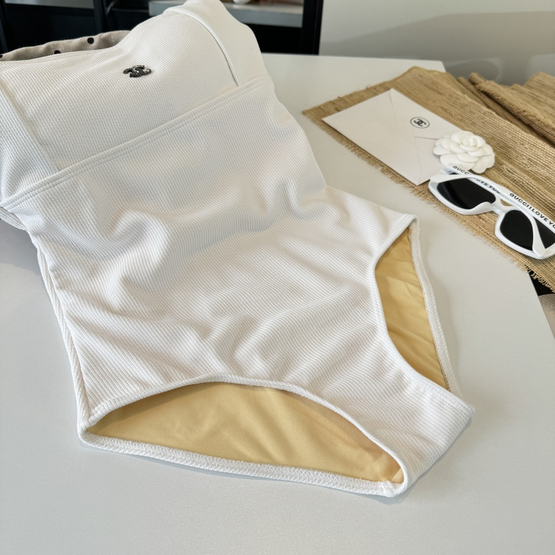 。Chanel 香奈儿连体泳衣 😍🥰适合多种场景的游泳衣🏊‍♀️海边 游泳池 温泉 水上乐园 漂流都可以