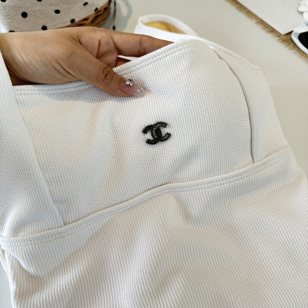 。Chanel 香奈儿连体泳衣 😍🥰适合多种场景的游泳衣🏊‍♀️海边 游泳池 温泉 水上乐园 漂流都可以