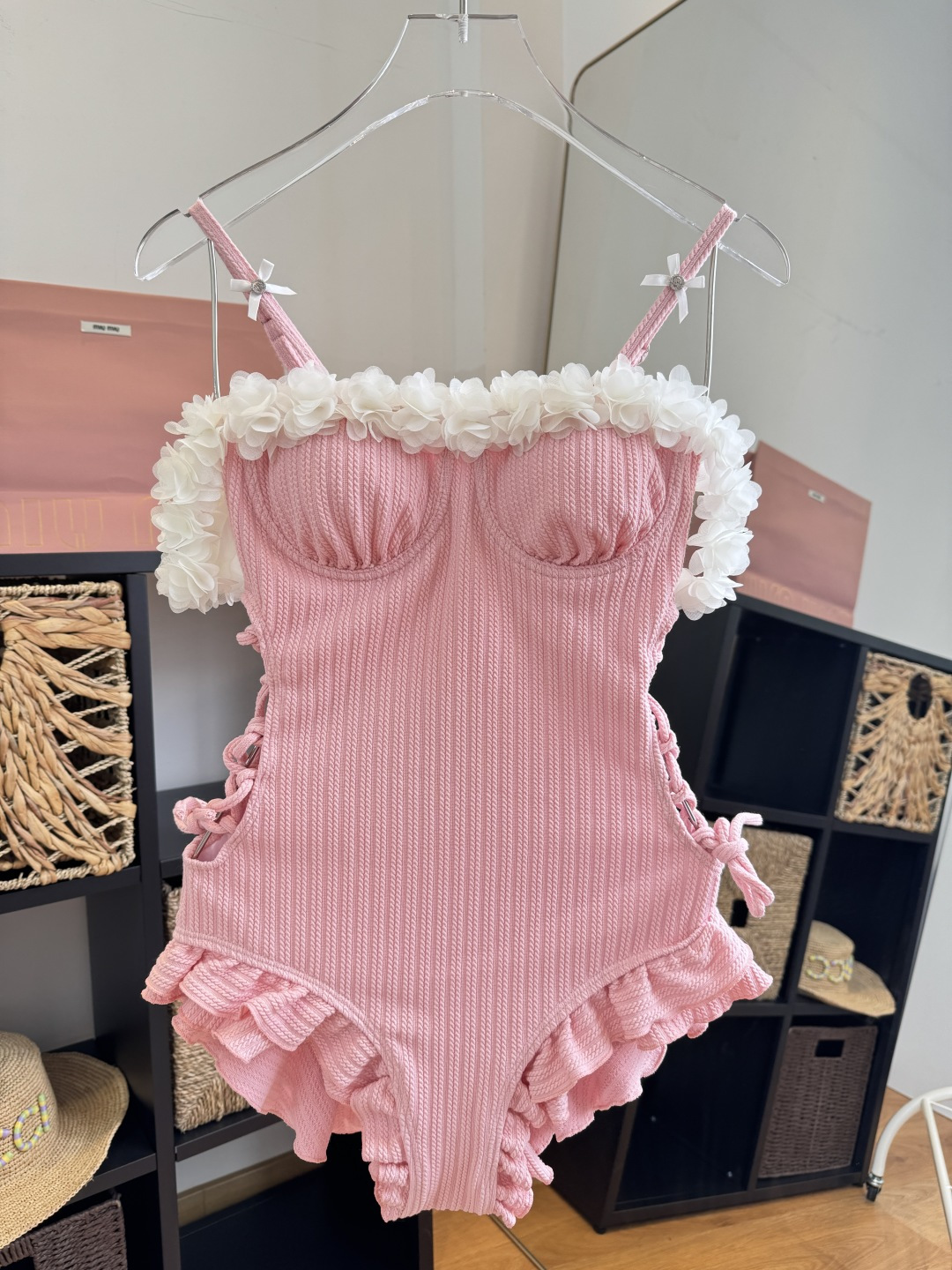 批220。miumiu缪缪连体泳衣，小心机设计👙❤️😍🥰适合多种场景的游泳衣🏊‍♀️海边 游泳池 温泉 