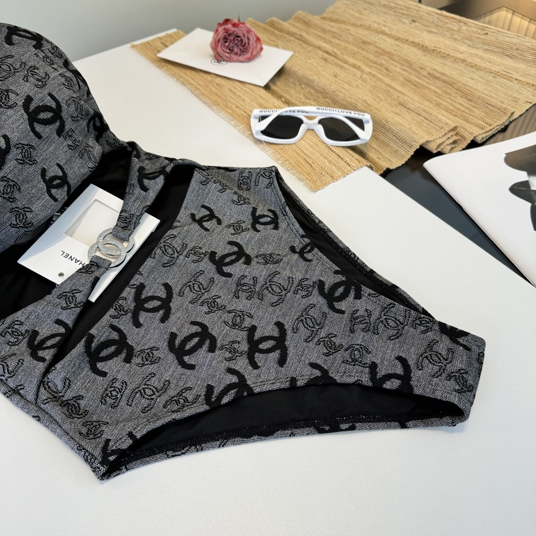 。Chanel 香奈儿连体泳衣 😍🥰适合多种场景的游泳衣🏊‍♀️海边 游泳池 温泉 水上乐园 漂流都可以