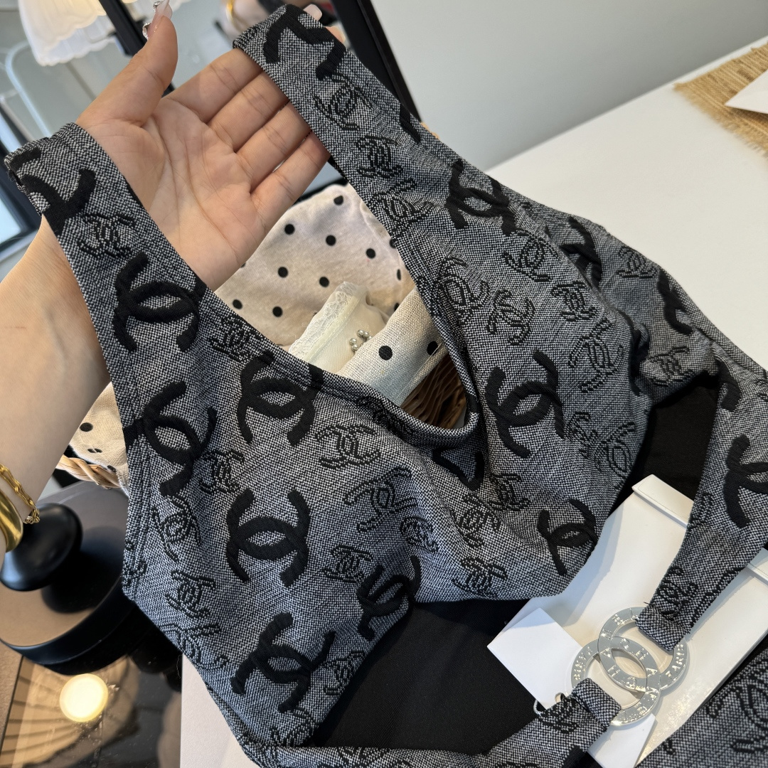 。Chanel 香奈儿连体泳衣 😍🥰适合多种场景的游泳衣🏊‍♀️海边 游泳池 温泉 水上乐园 漂流都可以