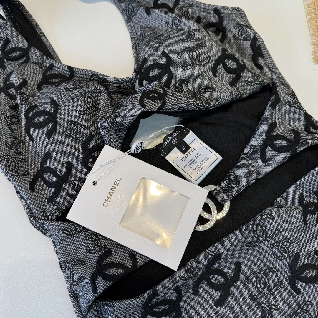 。Chanel 香奈儿连体泳衣 😍🥰适合多种场景的游泳衣🏊‍♀️海边 游泳池 温泉 水上乐园 漂流都可以