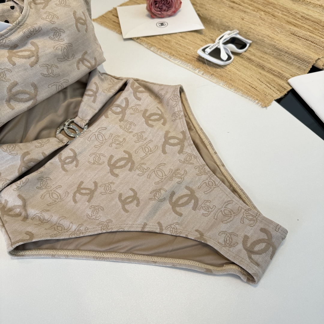 。Chanel 香奈儿连体泳衣 😍🥰适合多种场景的游泳衣🏊‍♀️海边 游泳池 温泉 水上乐园 漂流都可以