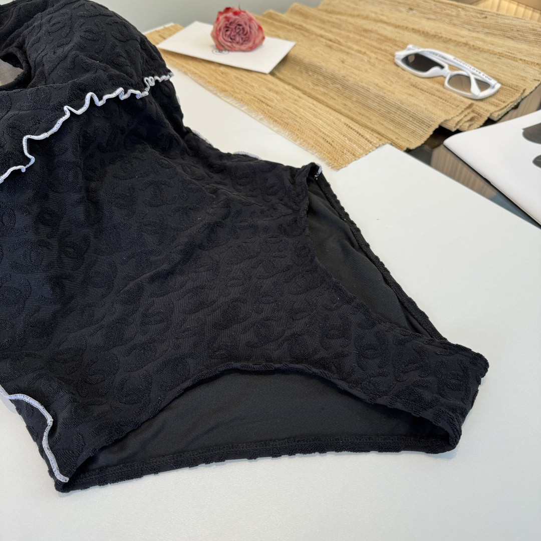 。Chanel 香奈儿连体泳衣 😍🥰适合多种场景的游泳衣🏊‍♀️海边 游泳池 温泉 水上乐园 漂流都可以