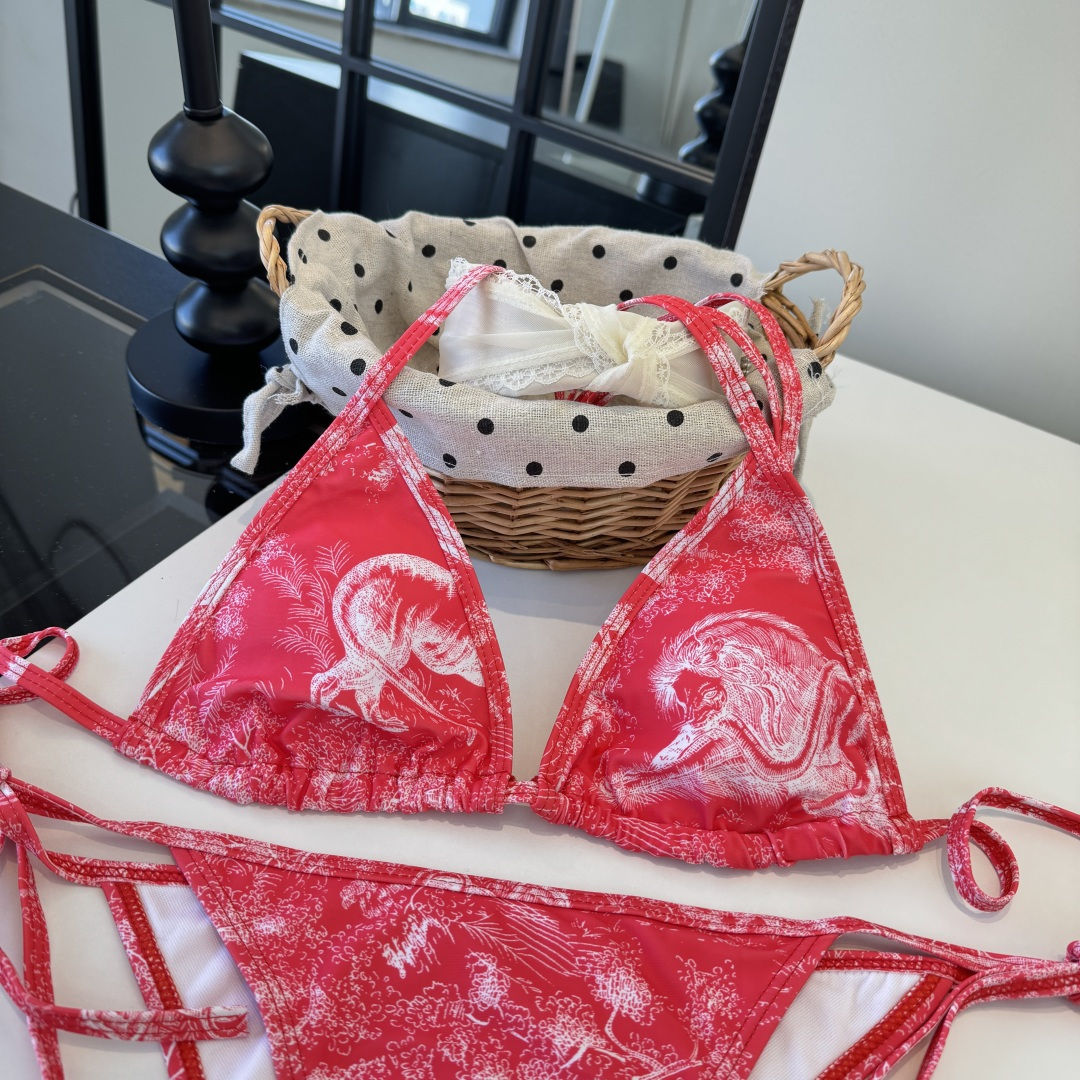 。Dior迪奥比基尼👙 上身超级棒！同步各大专柜发售，自然而然呈现时尚感！十分减龄，具有年轻活力。 码数