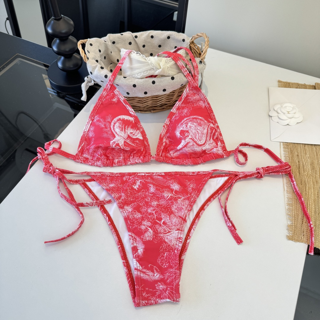 。Dior迪奥比基尼👙 上身超级棒！同步各大专柜发售，自然而然呈现时尚感！十分减龄，具有年轻活力。 码数